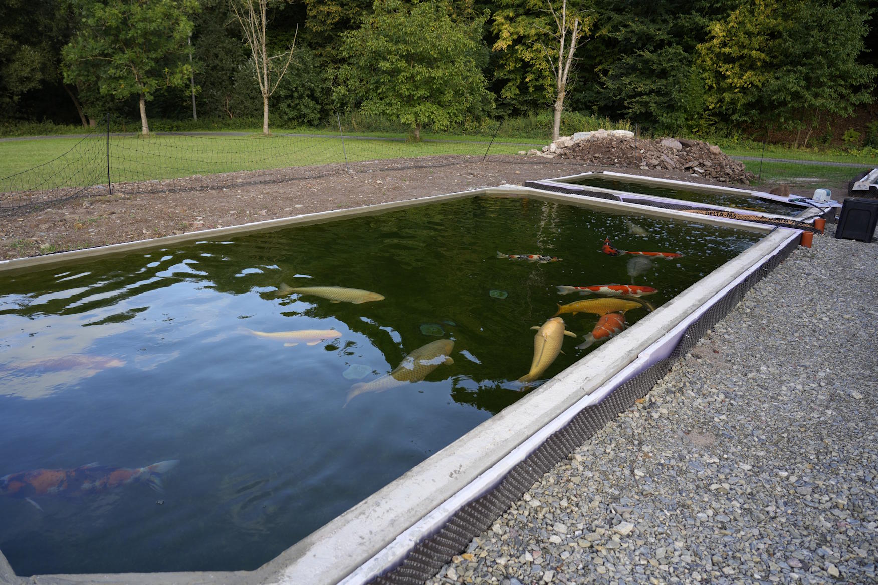 Zentraler Bürstenfilter für zwei Koiteiche, geplant für gemeinsamen energieeffizienten Betrieb